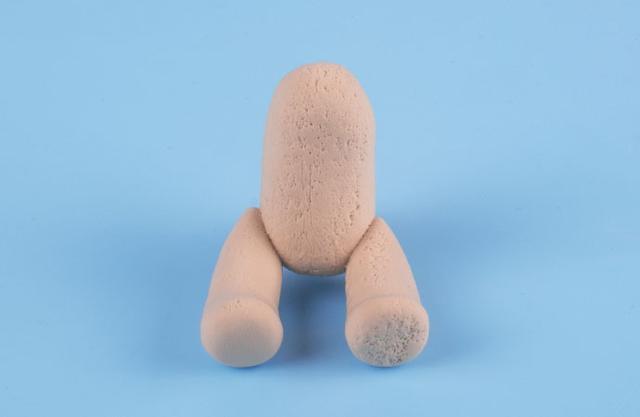 步骤8：把身体和双腿组合起来，小尾巴也粘上。