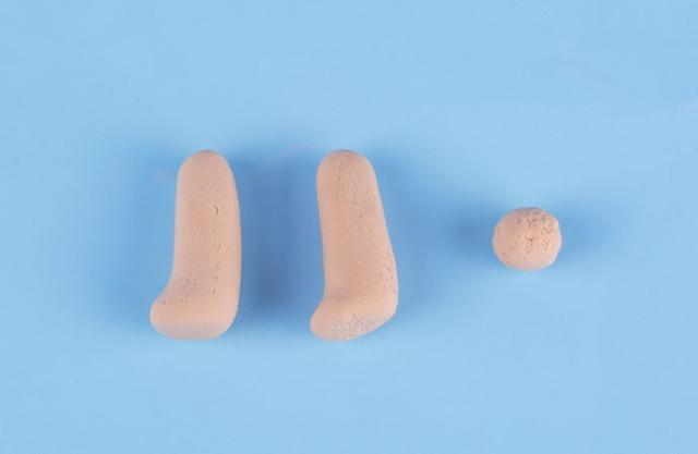 步骤7：按照上图的样子做出双腿和尾巴。