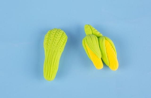 步骤11：把小瓜和玉米放到小熊的身上并做好造型。