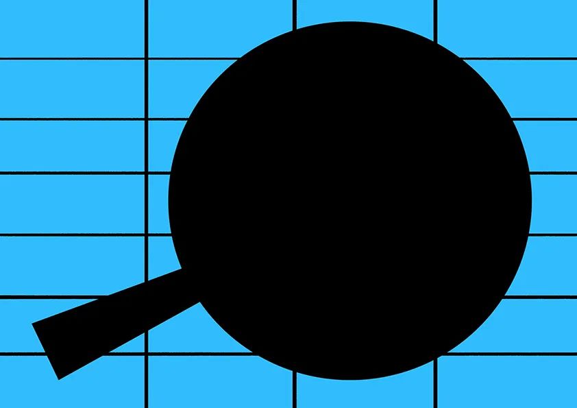 步骤2：然后我们用黑色卡纸剪出平底锅造型，并将其粘贴的蓝色硬卡纸上。