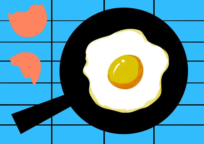 步骤3：这个步骤我们用素描纸剪出煎蛋的造型，并用马克笔或油画棒等上色工具画出煎蛋的色彩效果。完成后，我们把“煎蛋”粘贴到“平底锅”内。同时，我们可以剪出两个碎鸡蛋壳，装饰画面，增加趣味。