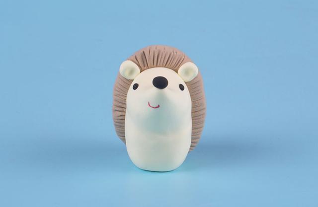 步骤5：把做好的耳朵、眼睛、鼻子粘好，用红色笔画出小嘴巴，如上图所示。