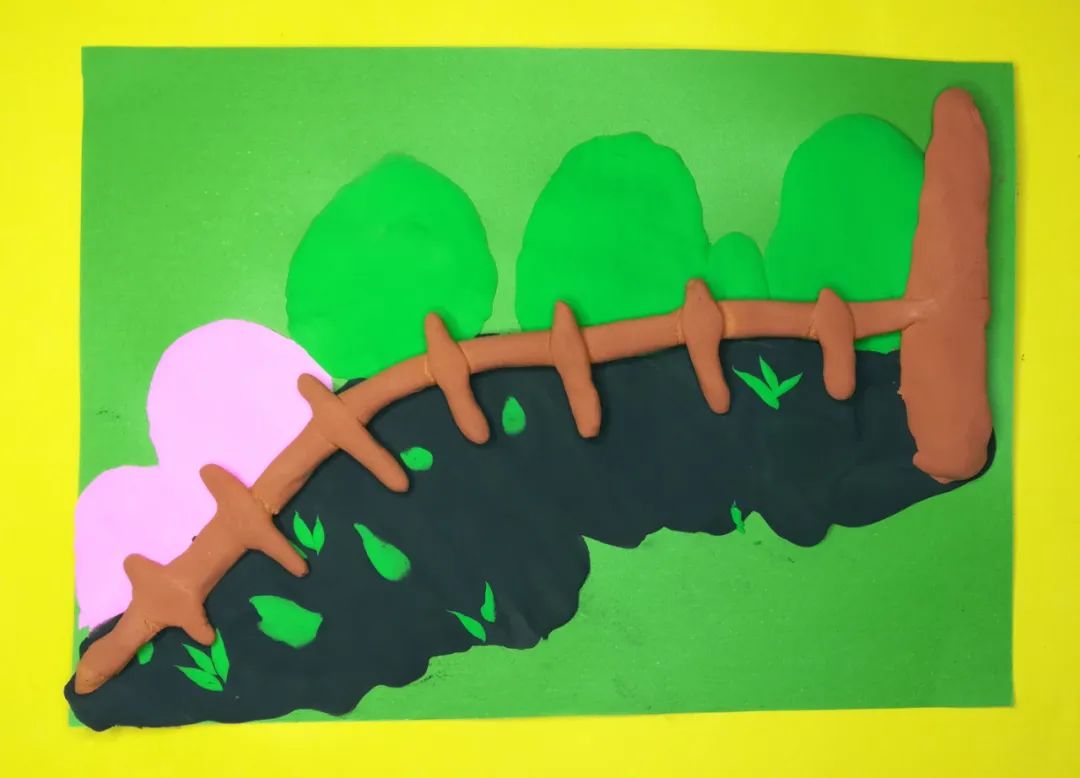 步骤3：棕色捏树干和围栏。