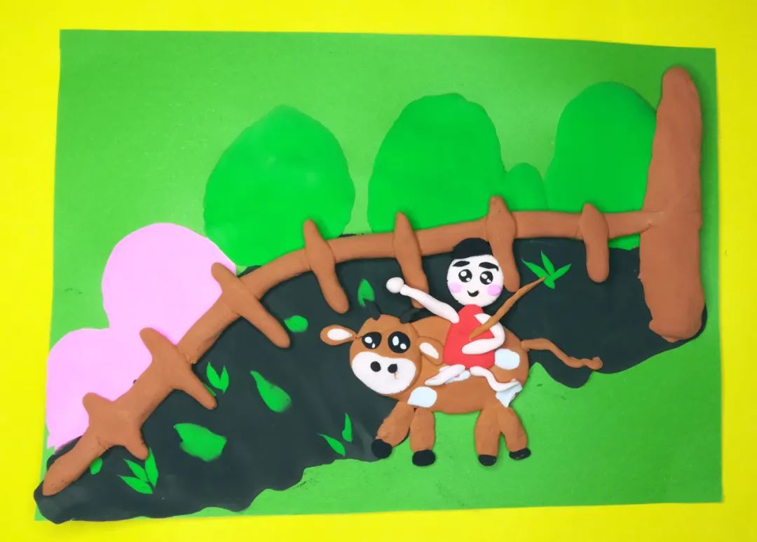 步骤5：将捏好的牧童放在小黄牛身上。