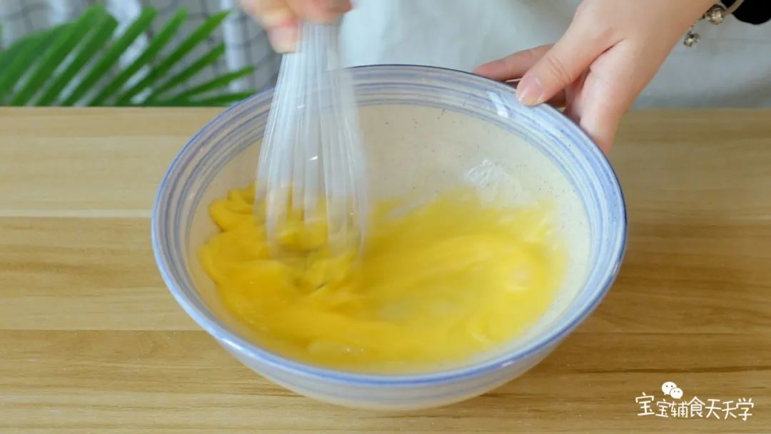 第4步：把鸡蛋打成蛋液