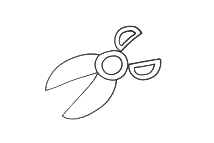 步骤3：接着画出剪刀的把手，形状为半圆形