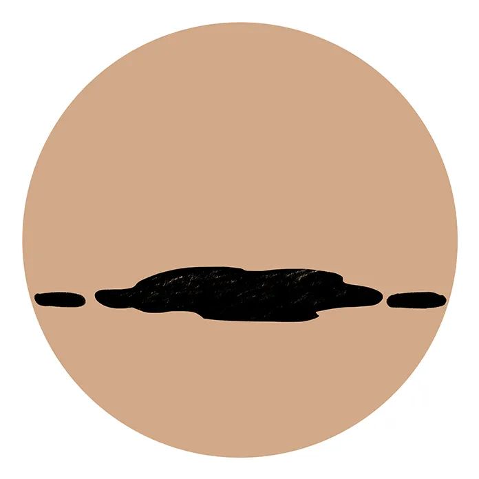 步骤1：首先我们在圆形牛皮纸上画出一团黑色云朵一样的东西。