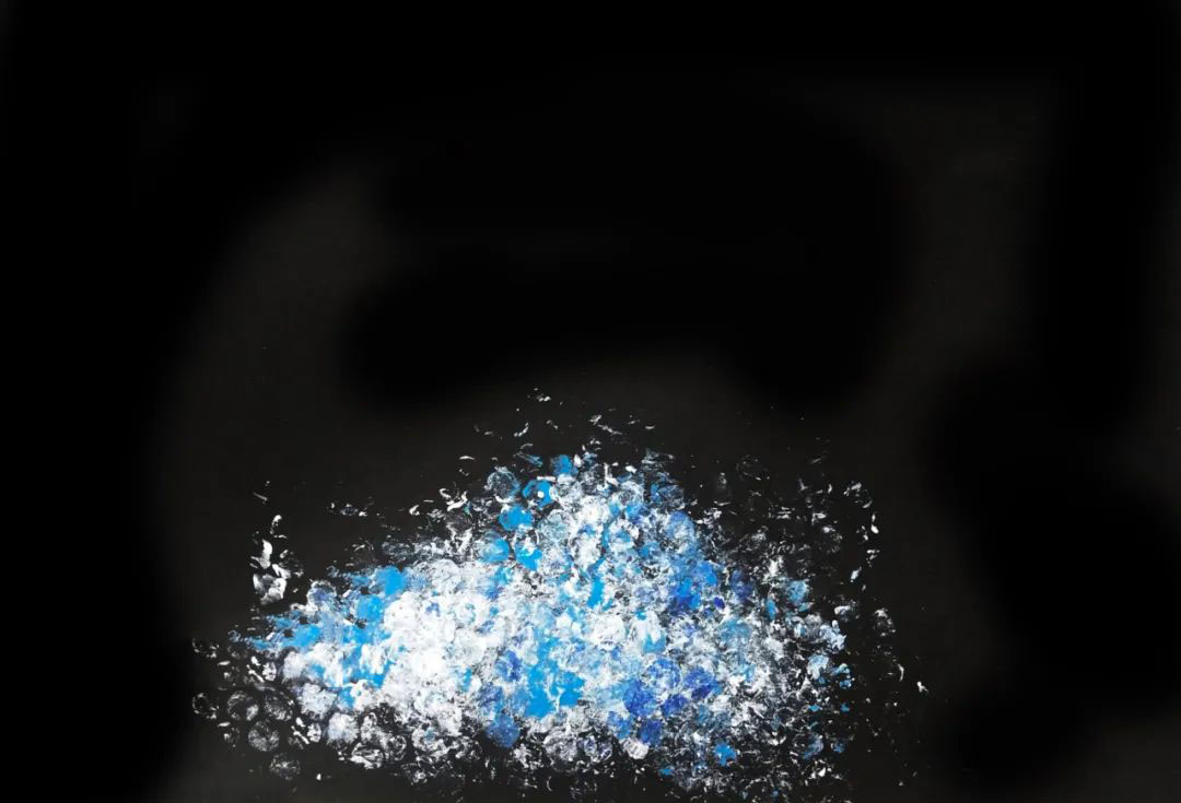 步骤1：用气泡纸蘸取白色和蓝色颜料拍打在黑色卡纸上