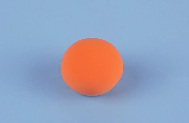 步骤1：我们先来做南瓜，首先把橙红色粘土揉成一个圆球。