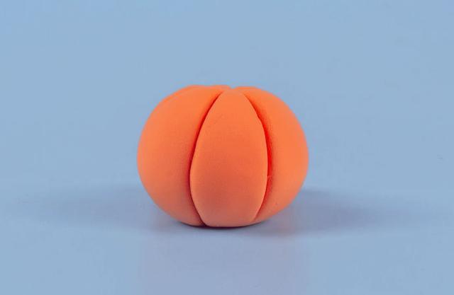 步骤2：然后在上面压出纹路，如上图所示。