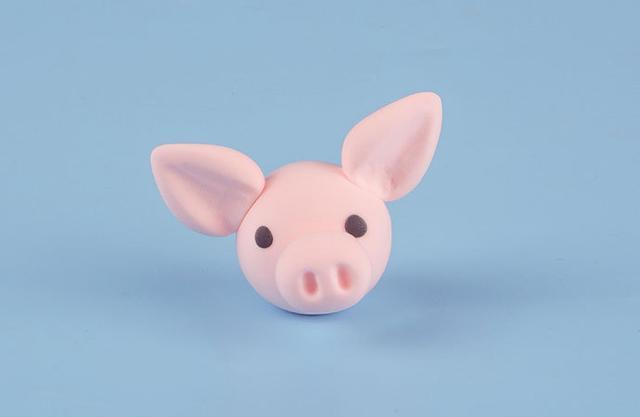 步骤11：用肤色粘土揉一个圆球做头，然后把眼睛鼻子和耳朵粘好。