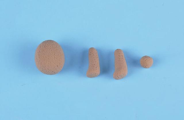 步骤5：下面开始做圣体和双腿，如上图所示，用浅咖色粘土做出椭圆的身体还有两只腿，以及小圆尾巴。不要忘记用七本针加工一下哦！