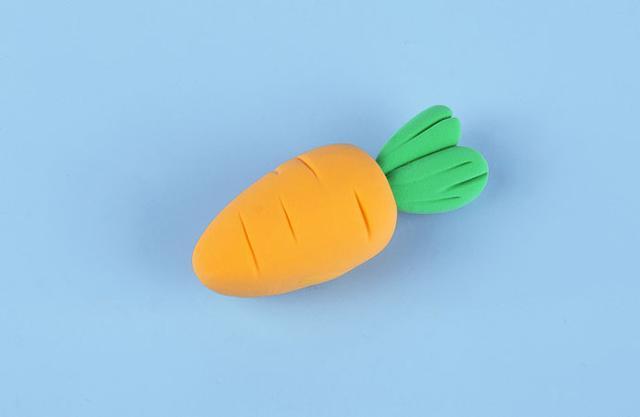 步骤9：然后我们需要做一个大大的胡萝卜，毕竟小兔子最喜欢的就胡萝卜了！