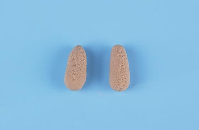 步骤12：再用浅咖色黏土做出两只胳膊。