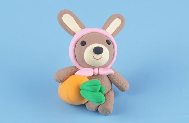 步骤13：根据上图用橘红色和浅灰色粘土做出小狐狸的尾巴。