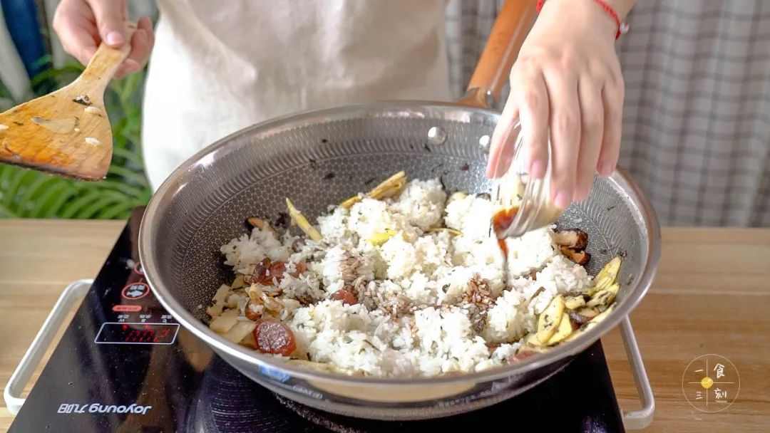 将米饭倒入锅中，加入盐、蚝油和生抽，翻拌均匀