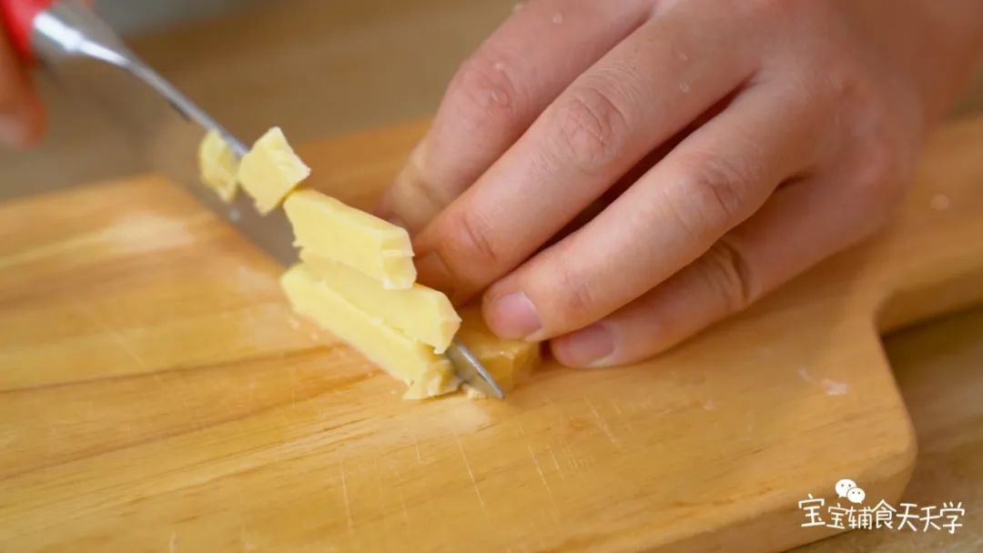 小圆奶酪切成小条