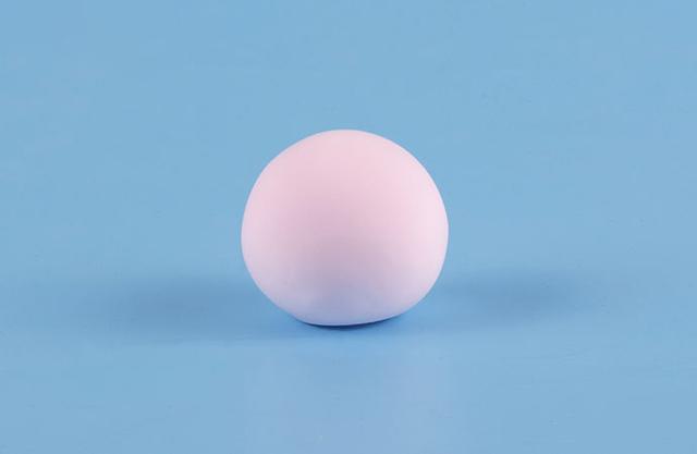 步骤1：首先我们用粉红色粘土揉一个圆球。