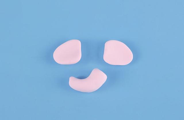 步骤2：接着用粉红色粘土做出小象的两只大耳朵以及长鼻子