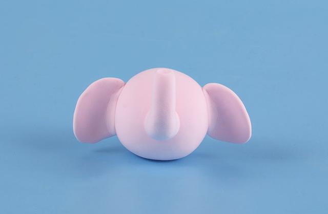 步骤3：把做好的耳朵和鼻子粘好。