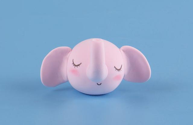 步骤4：用笔画出小象闭着的眼睛以及小嘴巴，还要给它涂上一点点腮红。