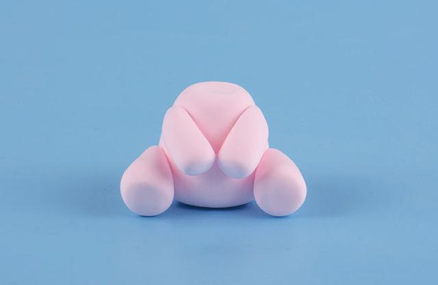 步骤6：用粉色粘土做一个圆柱形作为小象的身体，然后把做好的小圆锥形粘到粉红色的身体上，粗一些的作为双腿，细一些的是上肢。