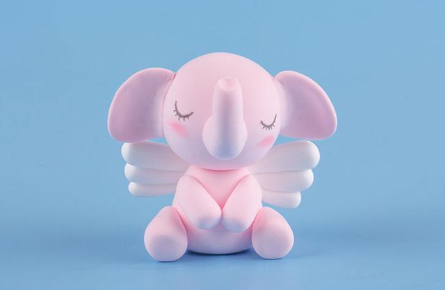 步骤9：把尾巴粘好，然后把翅膀粘在小象的背上。