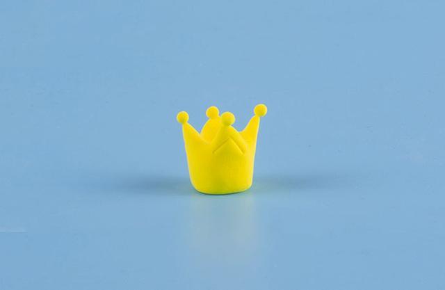 步骤10：最后我们用黄色粘土做一个小皇冠。