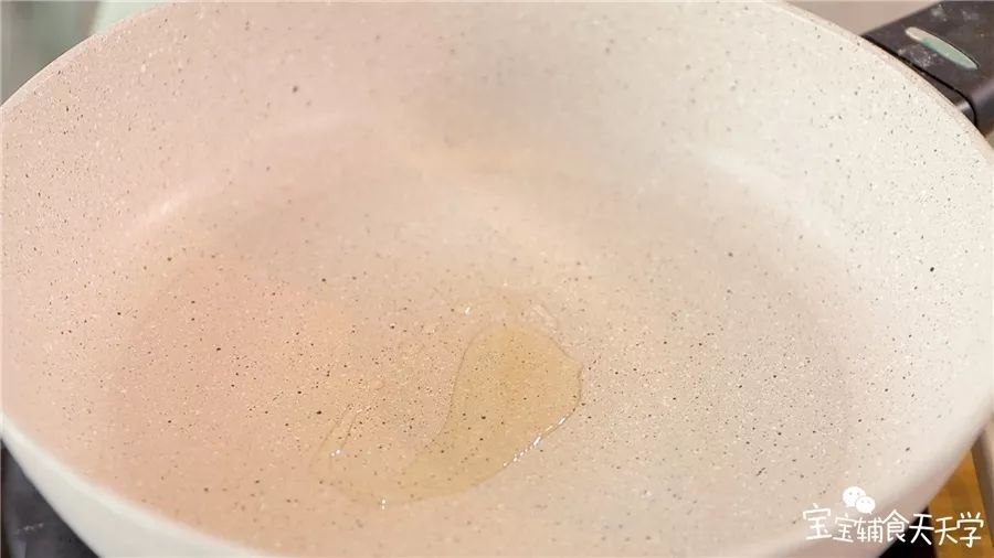 倒进锅里，小火加热