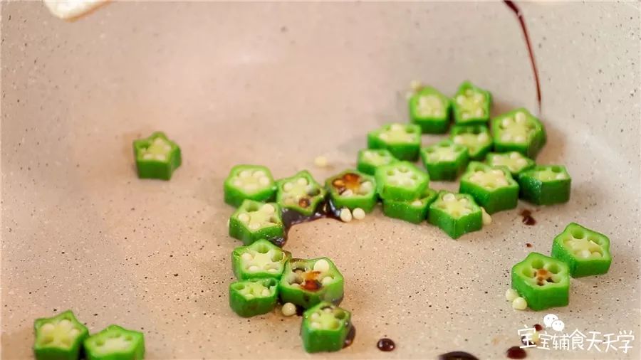 倒入生抽翻炒调味