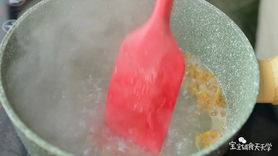 加入牛肉，煮开后捞起浮沫