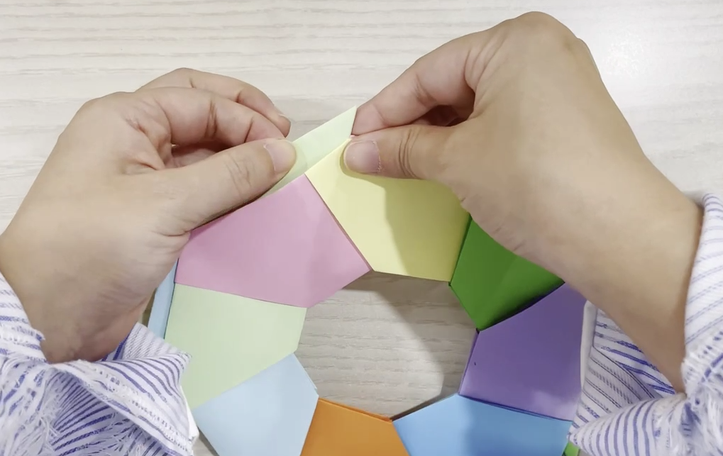 步骤9：收在里面的尖角一点点向外面提。