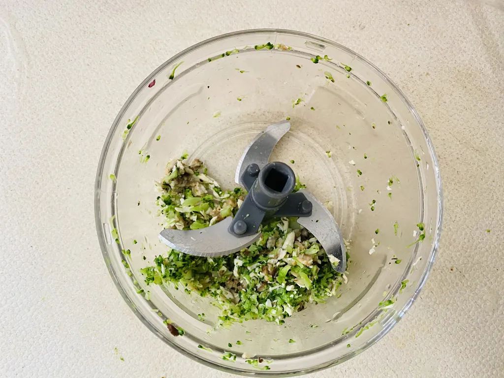 捞出所有食材放入拉拉神器拉至碎末，再和蛋液搅拌均匀。