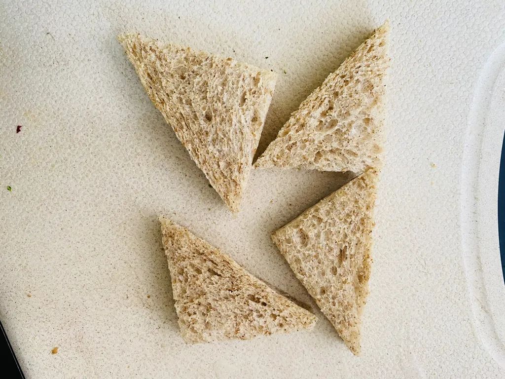 吐司去边，对半切成小三角。