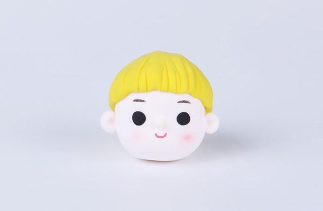 步骤5：把做好的头发粘好。