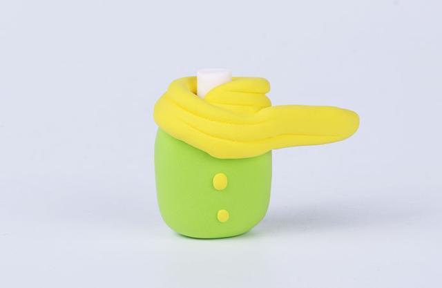 步骤8：把做好的脖子粘好，黄围巾粘好，还有小纽扣也粘好。