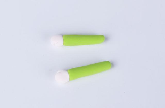 步骤11：按照上图用草绿色和白色粘土做出小王子的胳膊。