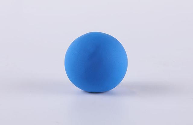 步骤1：首先我们用蓝色粘土揉一个圆球。