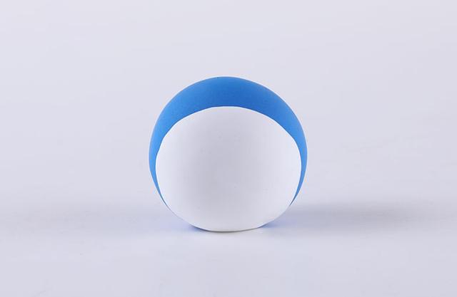 步骤2：然后用白色粘土做一个圆形贴在圆球上作为哆啦A梦的脸部。