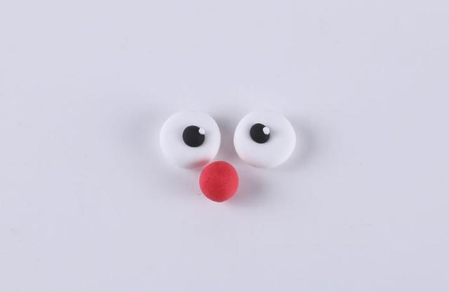 步骤3：按照上图的样子做出两只眼睛和红鼻子。