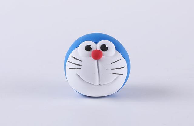 步骤4：把眼睛和鼻子粘到相应位置，然后划出嘴巴，再用黑色笔画出胡须。