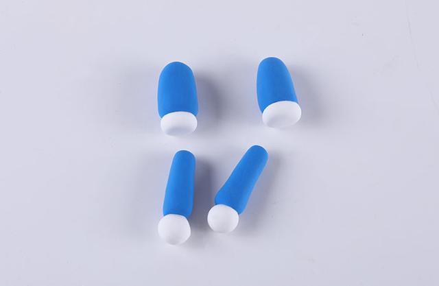 步骤6：蓝色粘土揉四个小圆柱，白色粘土揉四个小白球，分别粘到蓝色小圆柱上作为哆啦A梦的四肢。