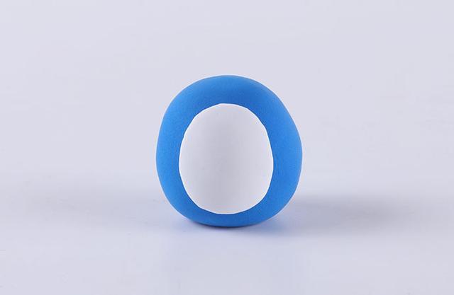 步骤5：下面开始做身体，用蓝色粘土做一个圆球，然后白色粘土做圆形粘在蓝色圆球上作为白肚皮。