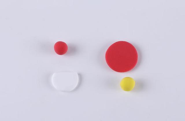 步骤8：按照上图的样子做出哆啦A梦的口袋、铃铛等零部件。