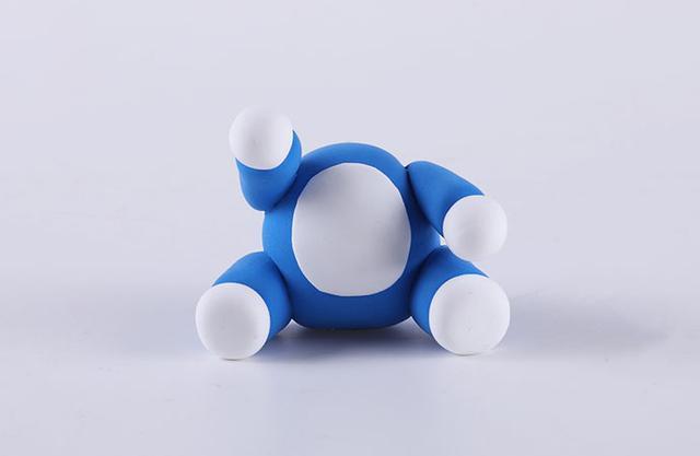 步骤7：把做好的四肢粘到身体上并做好造型。