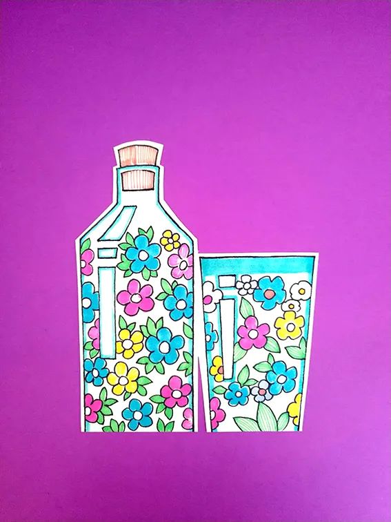 步骤3：上色完成后，把瓶子和杯子一起剪下，粘贴在事先准备好的紫色卡纸上。