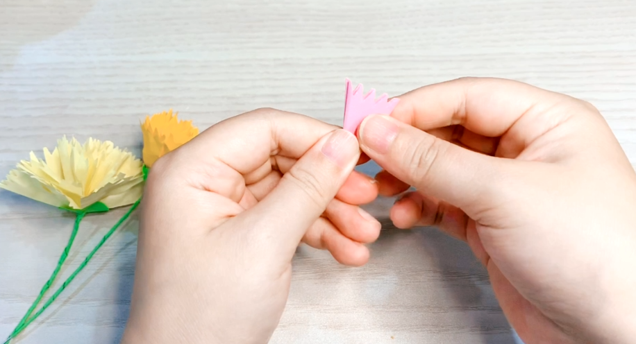 步骤3：剪去顶部后再剪出锯齿状，底部的尖角也剪去。