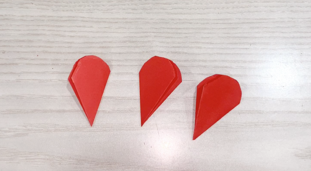 步骤3：剪出3个一样的花瓣。