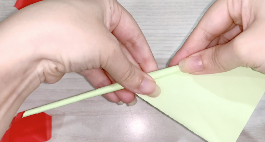 步骤9：绿色卡纸卷成吸管状，用双面胶贴好。