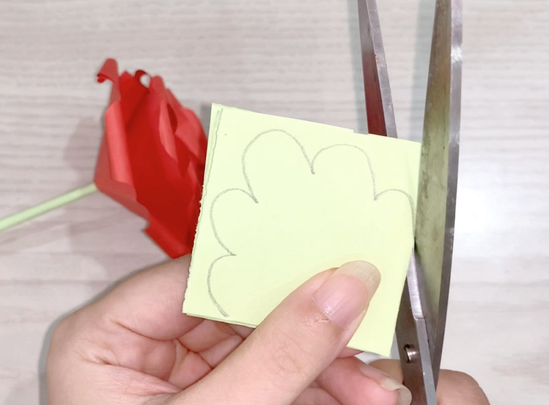 步骤12：多余的绿色废纸，剪出叶子的样子。